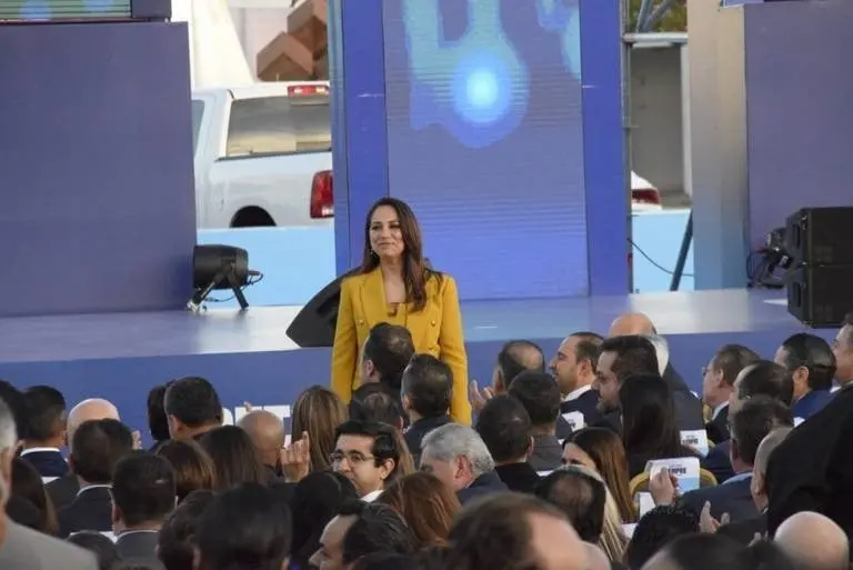 La secretaria de Gobierno del estado de Guanajuato se presentó estuve presente en la entrega de resultados del gobernador estatal. 