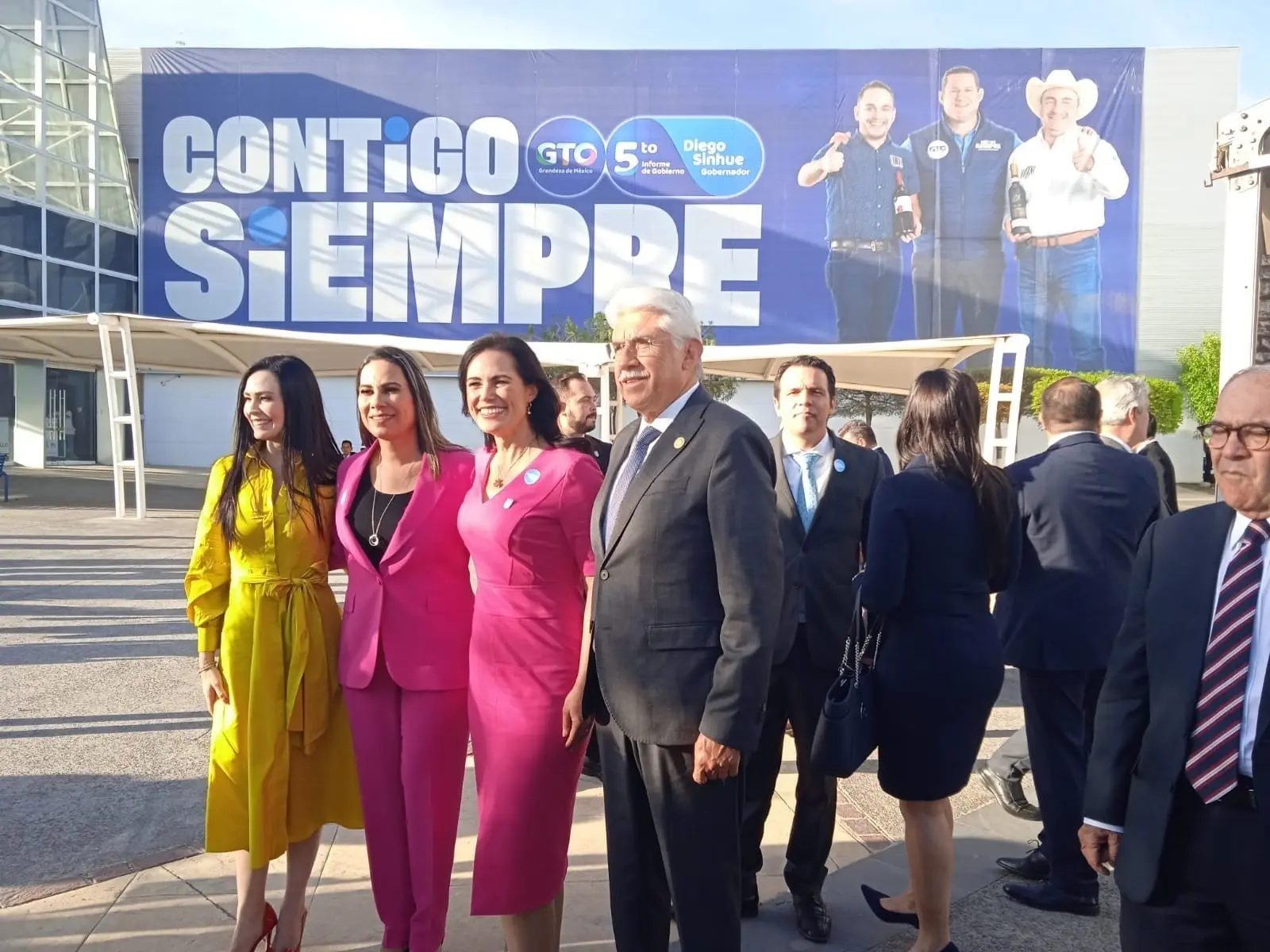 Las presidentas municipales de Irapuato y León llegaron juntas al 5to  informe de Diego Sinhue. 