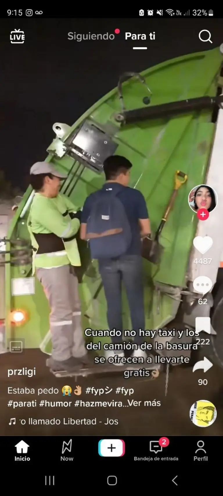 Recolectores de basura dan ride a joven - Tomada de video