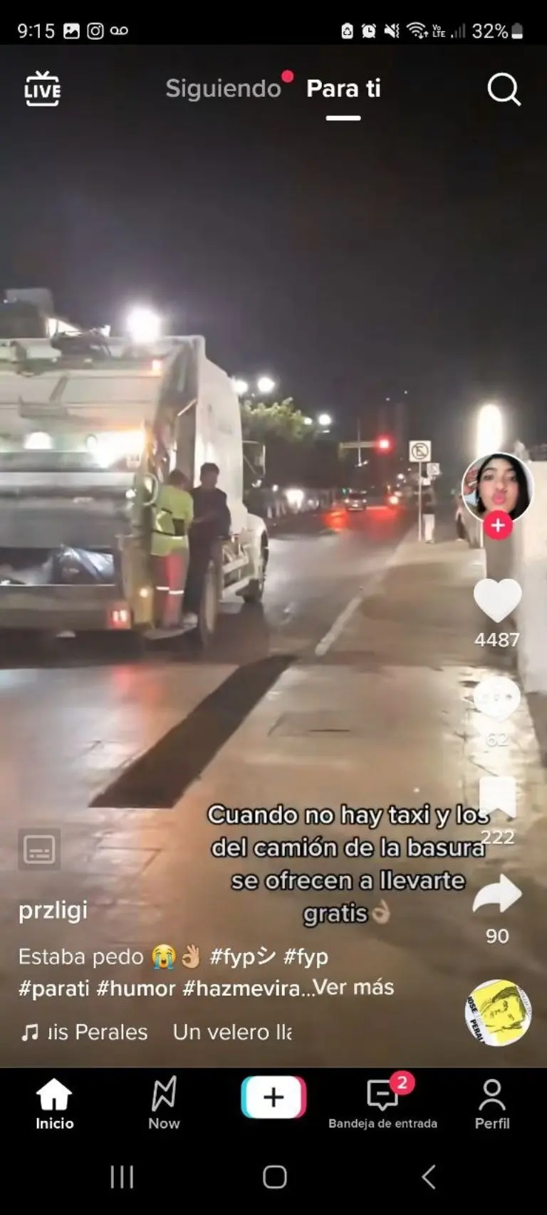 Recolectores de basura dan ride a joven - Tomada de video