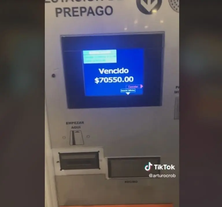 Hombre guarda su boleto de estacionamiento (TikTok)