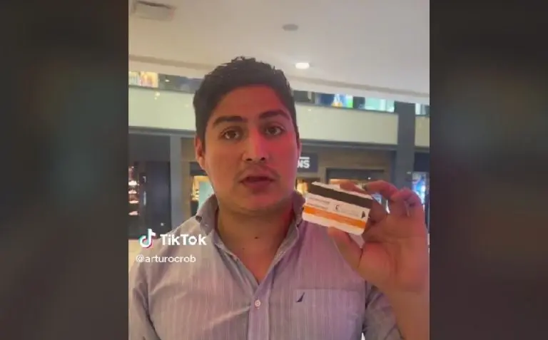 Hombre guarda su boleto de estacionamiento (TikTok)