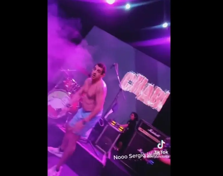 Cantante se avienta y nadie lo agarra (TikTok)
