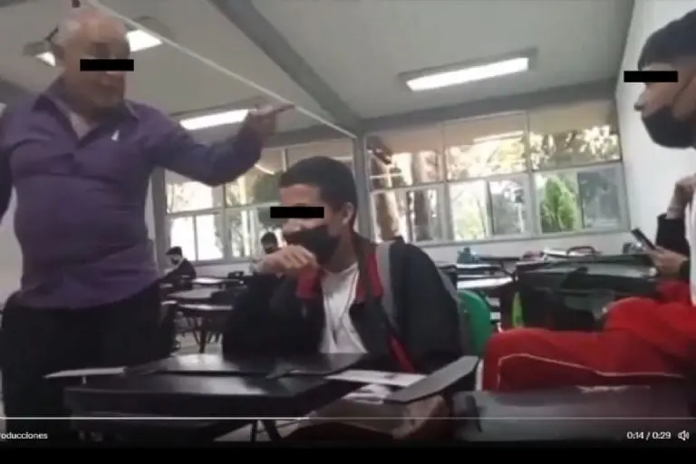 Despiden a profesor que amenazó a alumno - Tomada de video