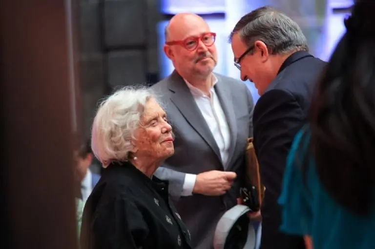 Elena Poniatowska y Ricardo Raphael durante la presentación del libro. Créditos: @m_ebrard