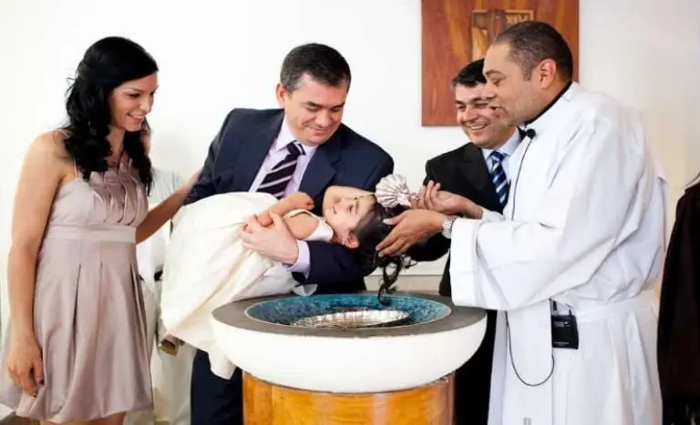 Padrinos durante un bautizo. Créditos: Shutterstock