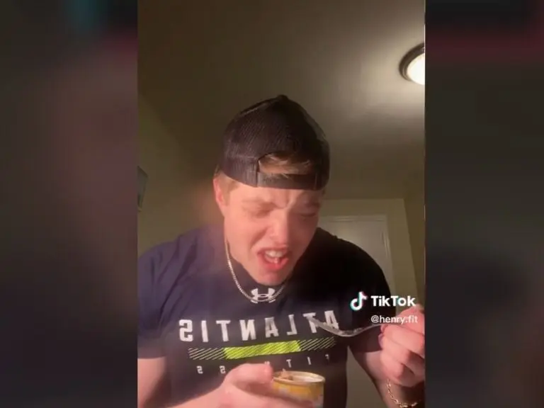 Joven fitness come comida para gato (TikTok)