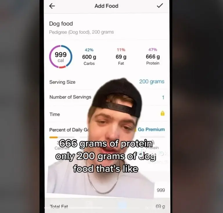 Joven fitness come comida para perro (TikTok)