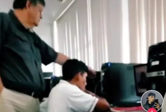 Profesor sorprende a alumno viendo películas para adultos Profesor sorprende a alumno viendo películas para adultos