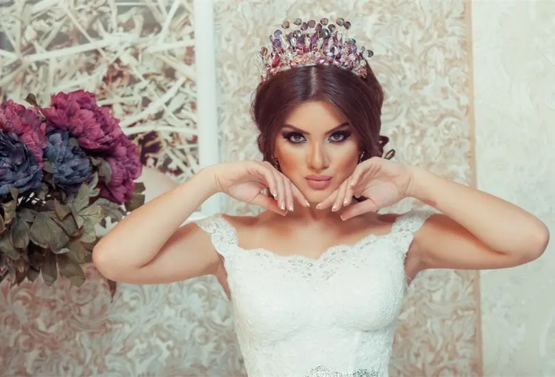 Exreina de belleza es detenida con auto robado y arma de fuego.