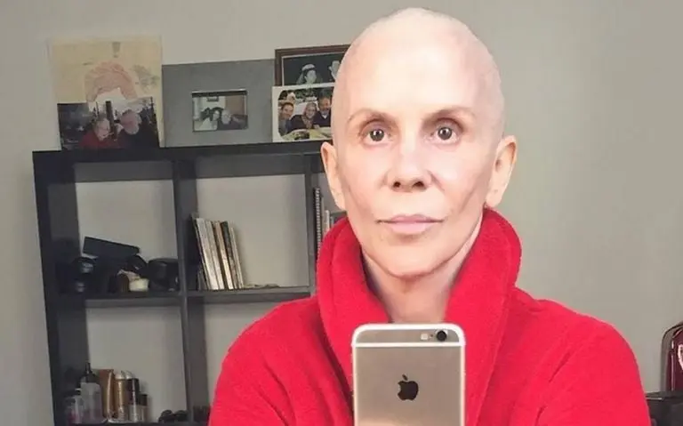 Rebecca Jones publicó esta fotografía para sentirse mejor durante su peor crisis de cáncer. Créditos: @la_rebeccajones