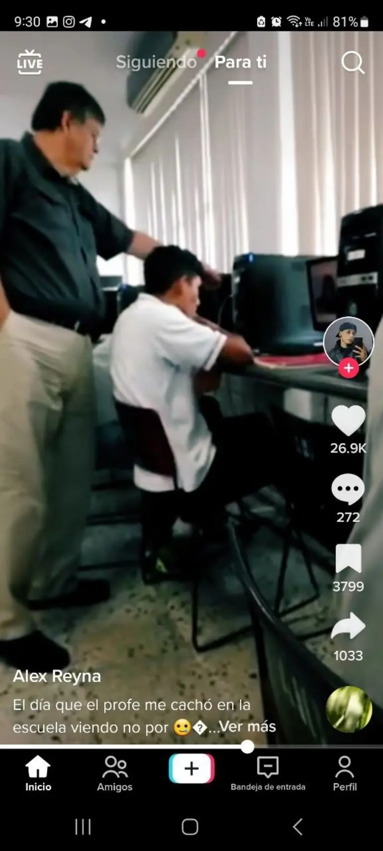 Profesor cacha a alumno viendo página para adultos - Tomada de video