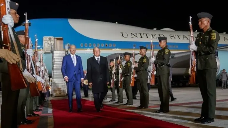 AMLO recibiendo al presidente Joe Biden en el AIFA. Créditos: AMLO