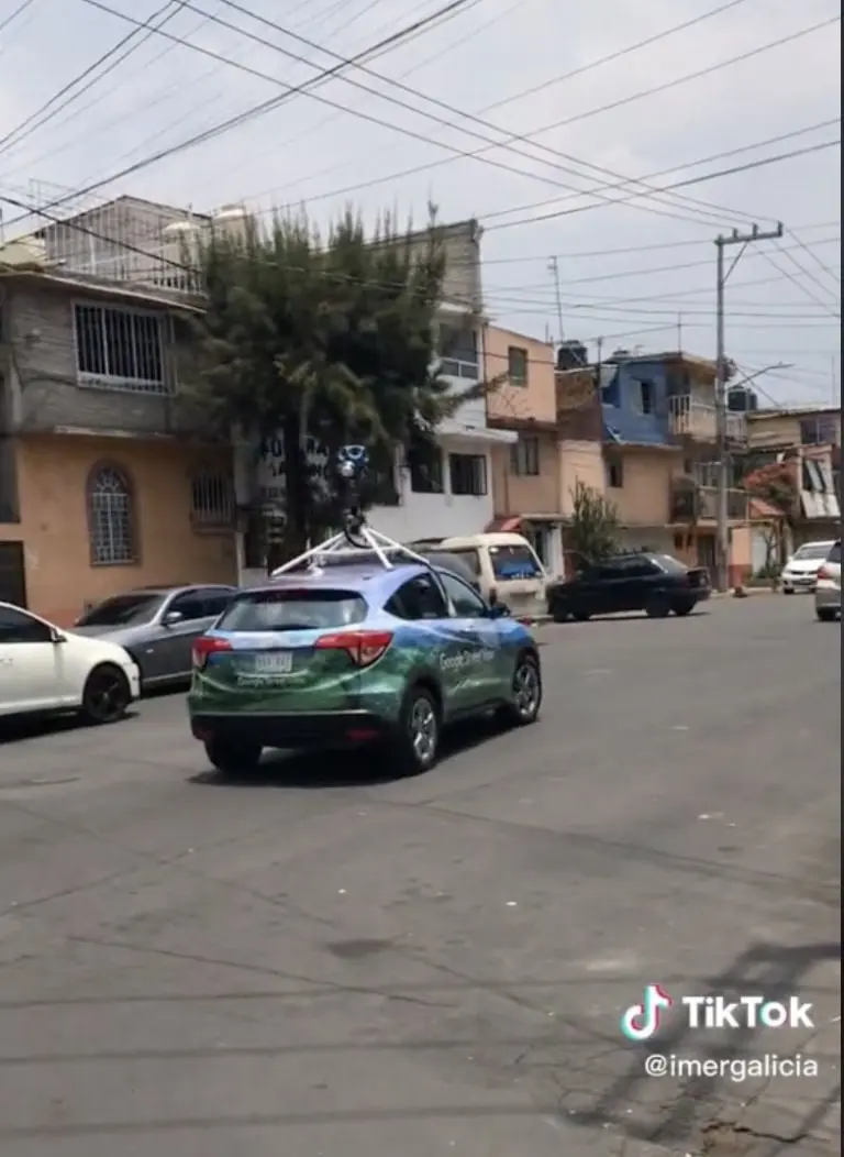 Legendaria camioneta que toma fotografías para Google Maps. Créditos: Imer Galicia (@imergalicia)