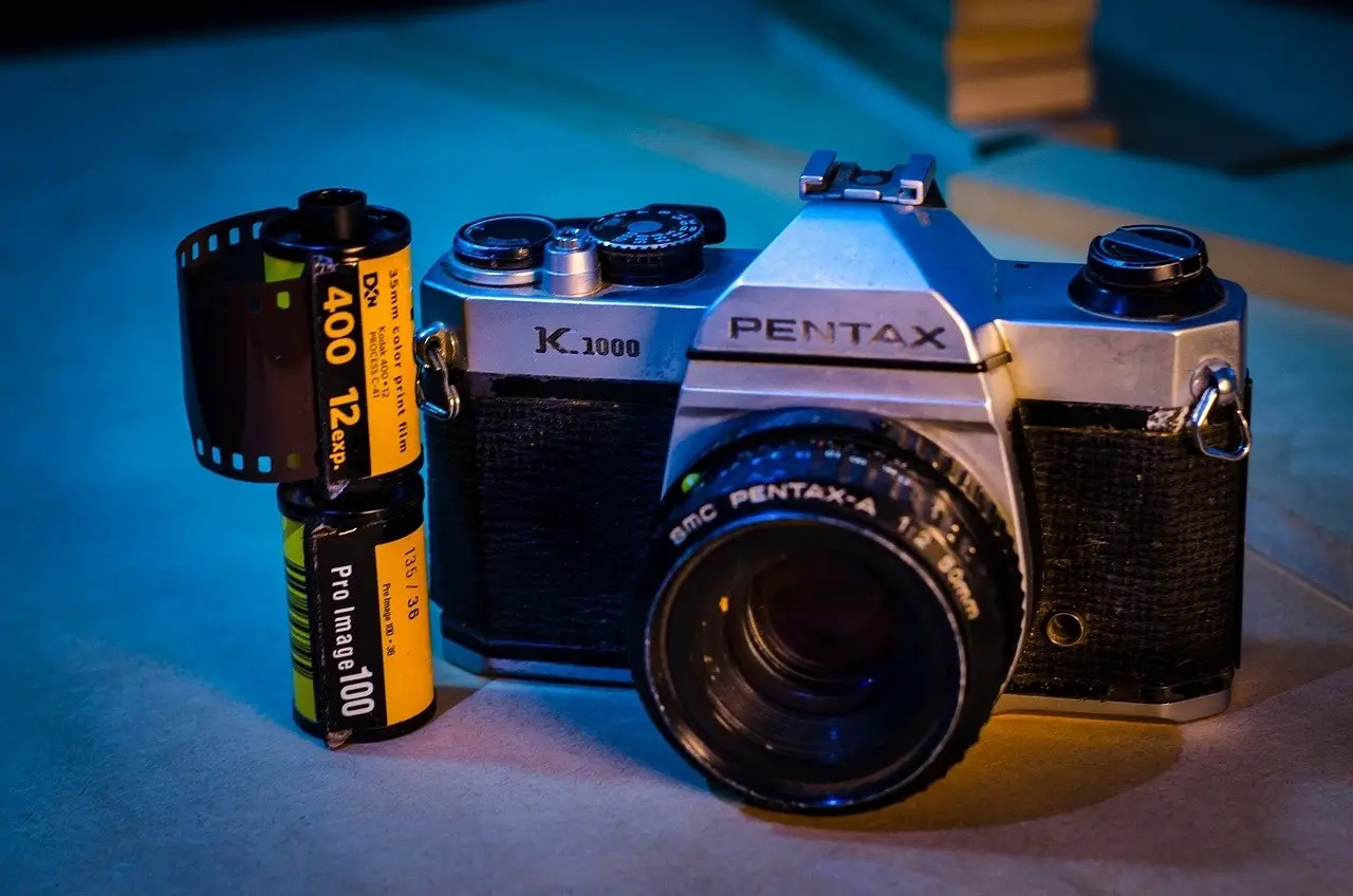 Antes de los celulares, la única forma de tomar fotos era con una cámara de rollo y tenías que esperar a revelarlos para poder ver tus fotos, además corrías más riesgo de perderlas.