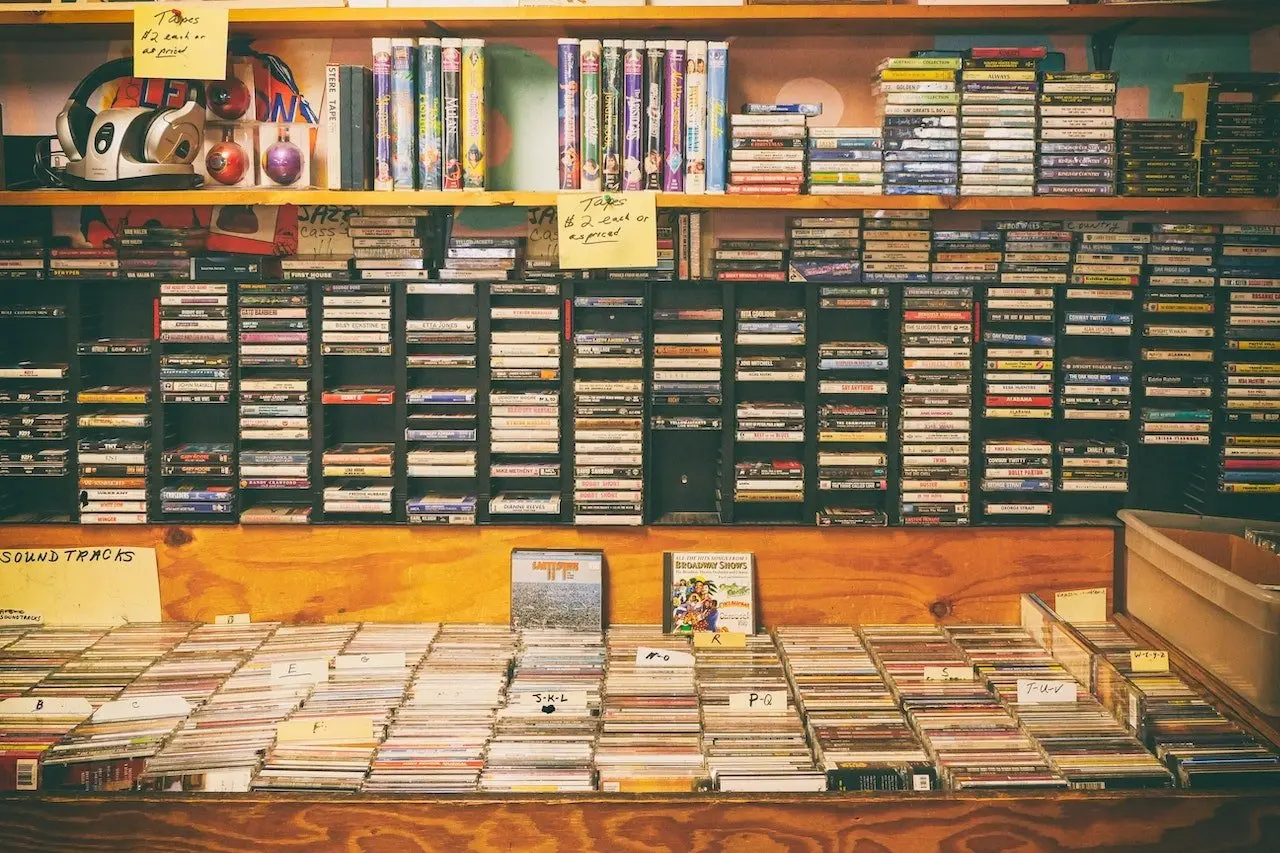 Antes de YouTube o Spotify, tenías que comprar discos si querías escuchar la música de tu artista preferido y no eran baratos, además corrías el riesgo de perderlos o rayarlos y tenías que volver a comprarlos.