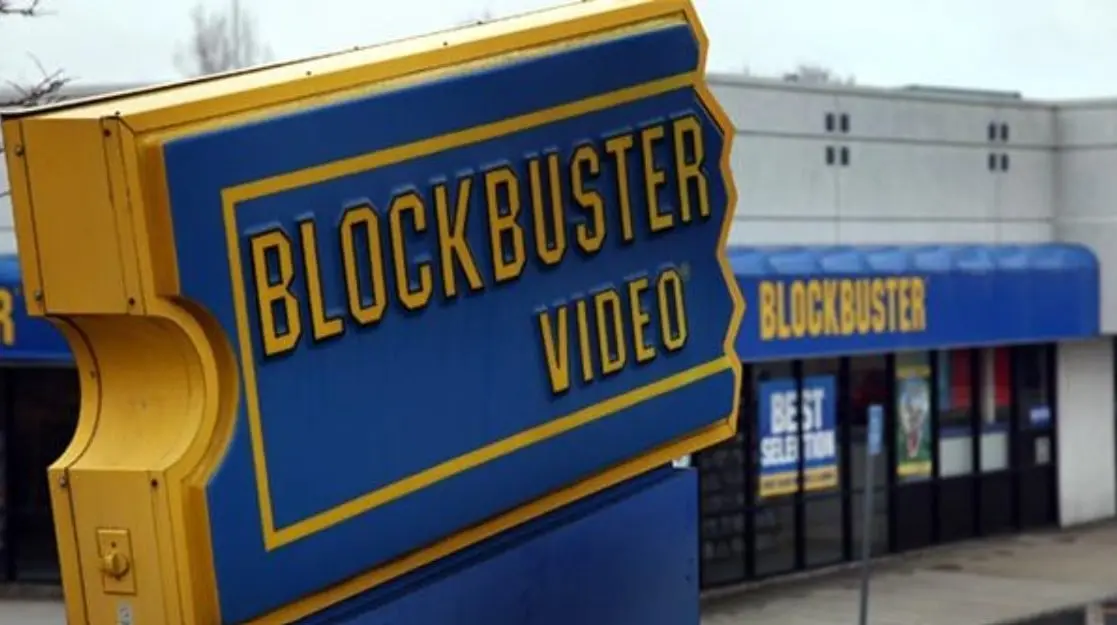 Antes de Netflix, las personas tenían que ir a un establecimiento como Blockbuster para rentar una película y si la devolvían tarde les cobraban recargos.