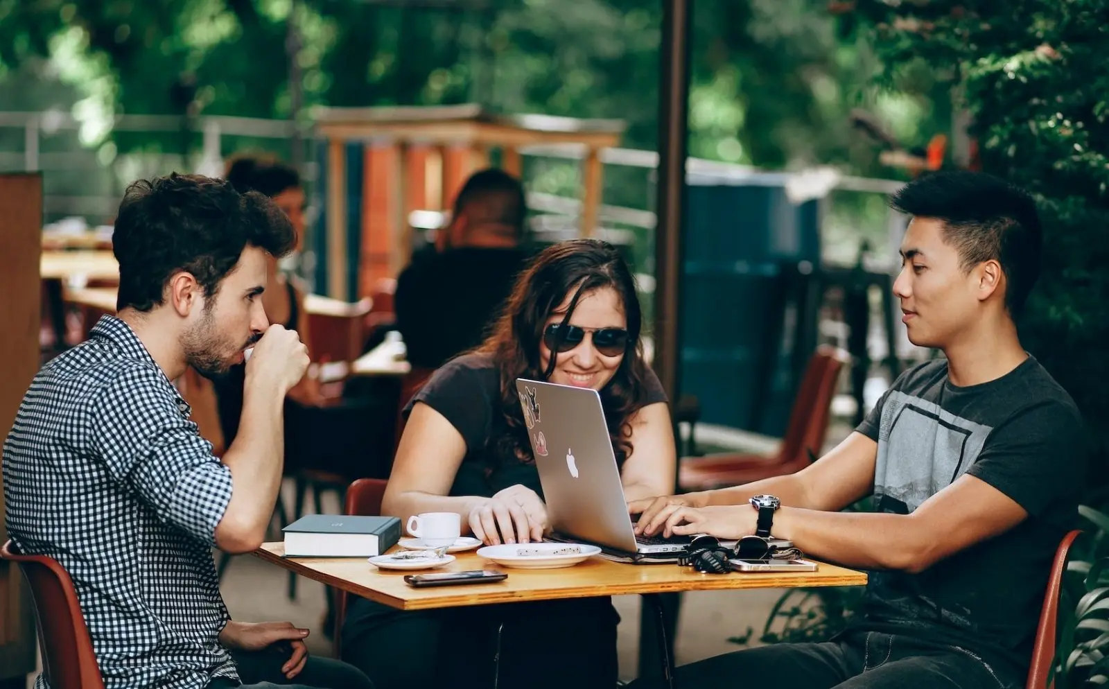 En las últimas décadas la tecnología ha avanzado a pasos agigantados y ahora los millennials y centennials ya no tienen que padecer los mismos problemas de generaciones pasadas como tener que aprenderse los números telefónicos o revelar un rollo para ver sus fotos.