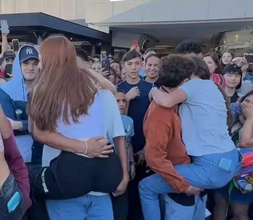HotSpanish les prometió 5 mil pesos a quien ganara reto de besar a otra pareja HotSpanish les prometió 5 mil pesos a quien ganara reto de besar a otra pareja
