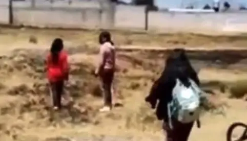 Durante la pelea dos señoras comenzaron a discutir y también pasaron a los golpes. Durante la pelea dos señoras comenzaron a discutir y también pasaron a los golpes.