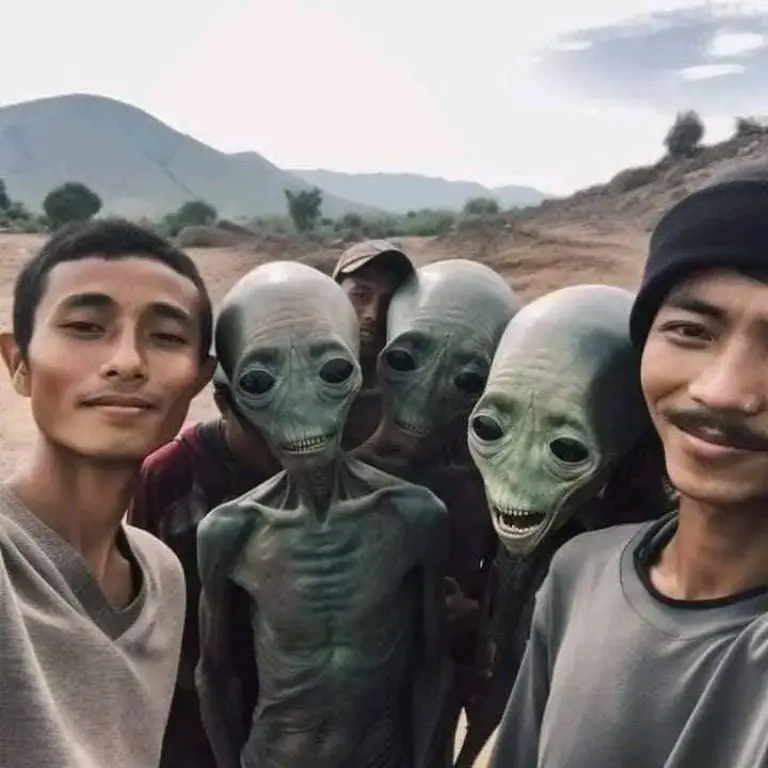 Aquí casual posando con los invasores y futuros asesinos. Créditos: Twitter