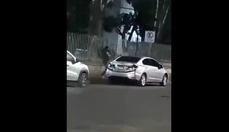 Cuidador de coches golpea auto (Twitter)