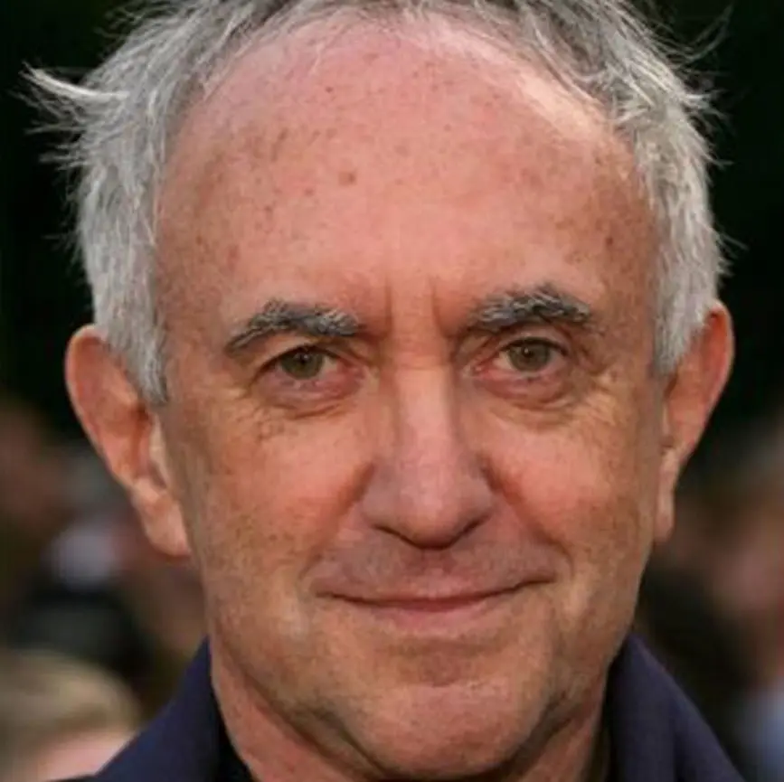 Ahora tiene 75 a&ntilde;os y es padre de tres hijos. En los &uacute;ltimos a&ntilde;os ha participado en series como The Crown y Slow Horses. 