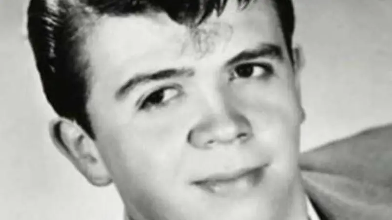 En 1952 conoció al productor Luis de Llano Palmer, quien le ofreció trabajo como asistente de producción, éste aceptó y abandonó su carrera de Medicina. En 1952 conoció al productor Luis de Llano Palmer, quien le ofreció trabajo como asistente de producción, éste aceptó y abandonó su carrera de Medicina.