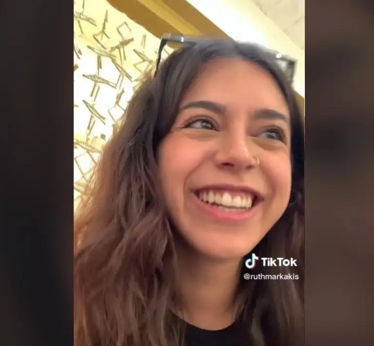 Empleada afirma que extranjeros intentan hablar español (TikTok)