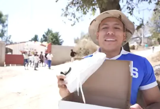 Yulay regala zapatos a niños de bajos recursos Yulay regala zapatos a niños de bajos recursos