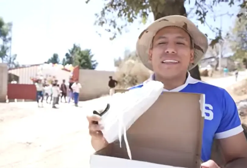 Yulay regala zapatos a niños de bajos recursos Yulay regala zapatos a niños de bajos recursos