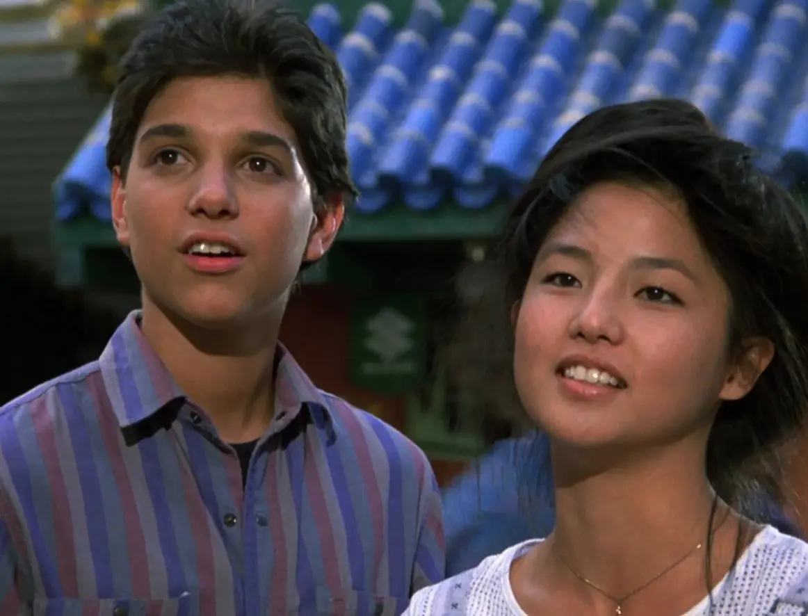 Karate Kid es una exitosa franquicia cinematogr&aacute;fica de artes marciales que recobr&oacute; popularidad por la serie Cobra Kai. En 1986 se estren&oacute; Karate Kid 2, que se desarrolla en Okinawa, la tierra natal del se&ntilde;or Miyagi.