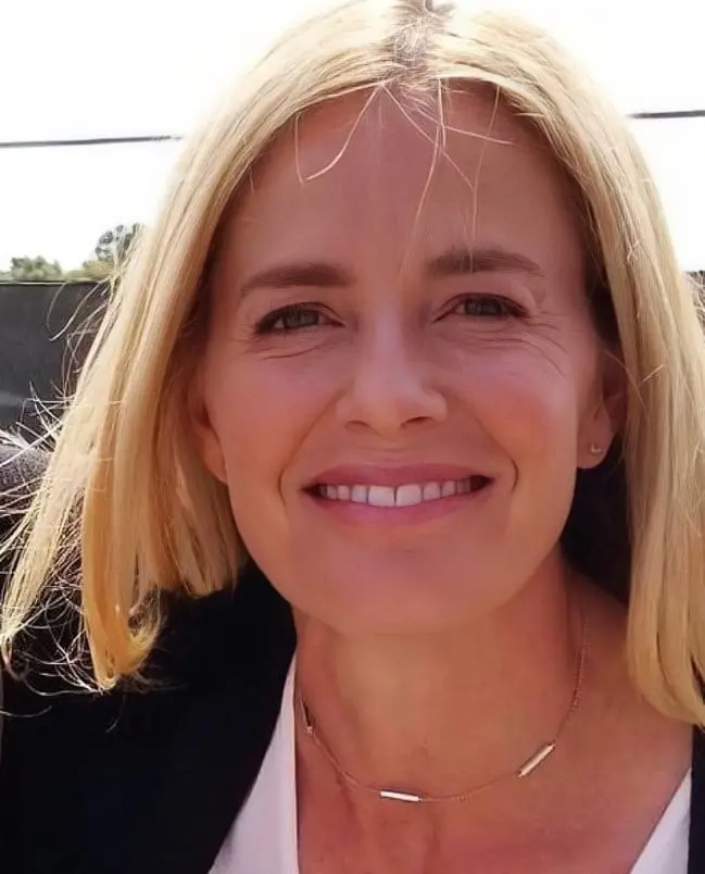 Ahora tiene 59 a&ntilde;os, est&aacute; casada con el director de cine Davis Guggenheim y tienen tres hijos. Ha trabajado en series como The Boys y Cobra Kai.