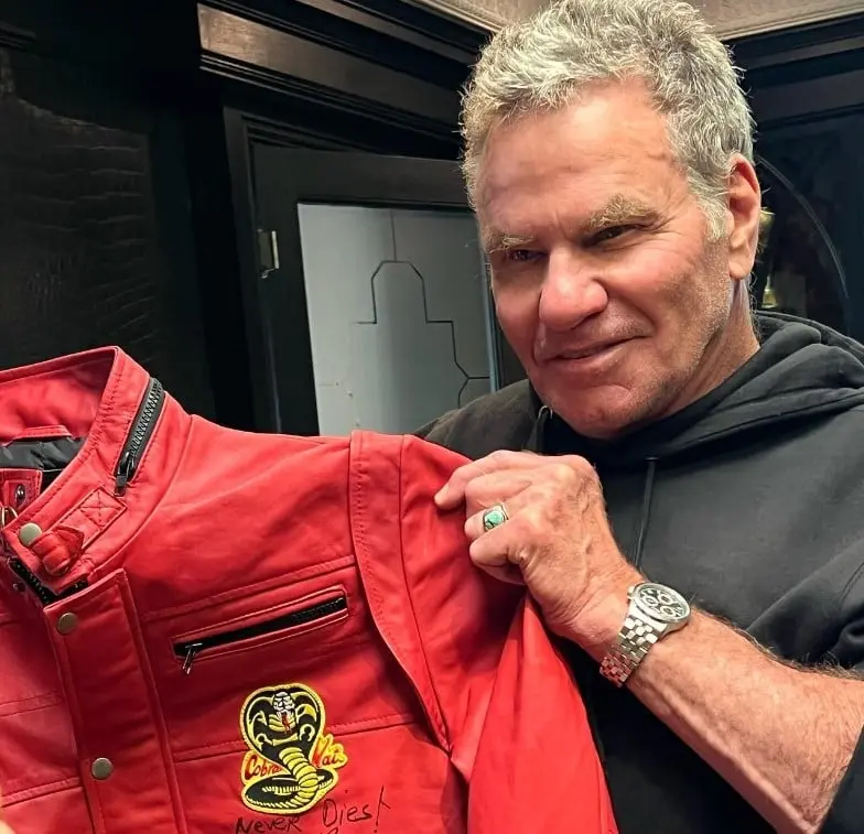 Ahora tiene 77 a&ntilde;os y es padre de dos hijos. Es uno de los actores principales de Cobra Kai y tambi&eacute;n ha trabajado en otras series como Los Goldbergs.