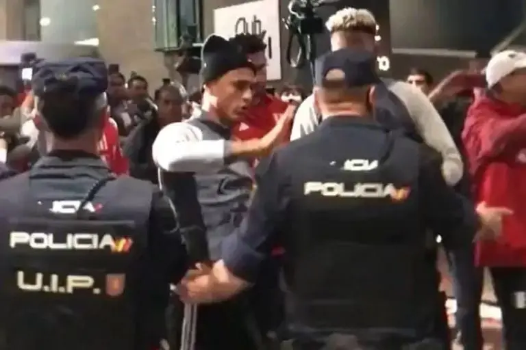 Agresión de policías españoles contra jugadores de Perú. Créditos: Videos de aficionados