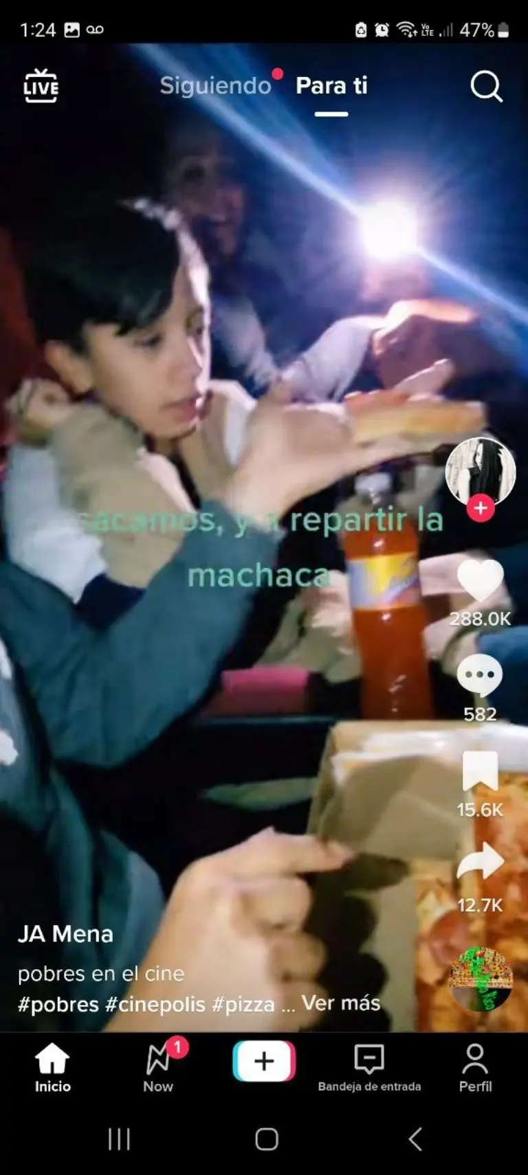 Familia muestra cómo meter pizza al cine - Tomada de video
