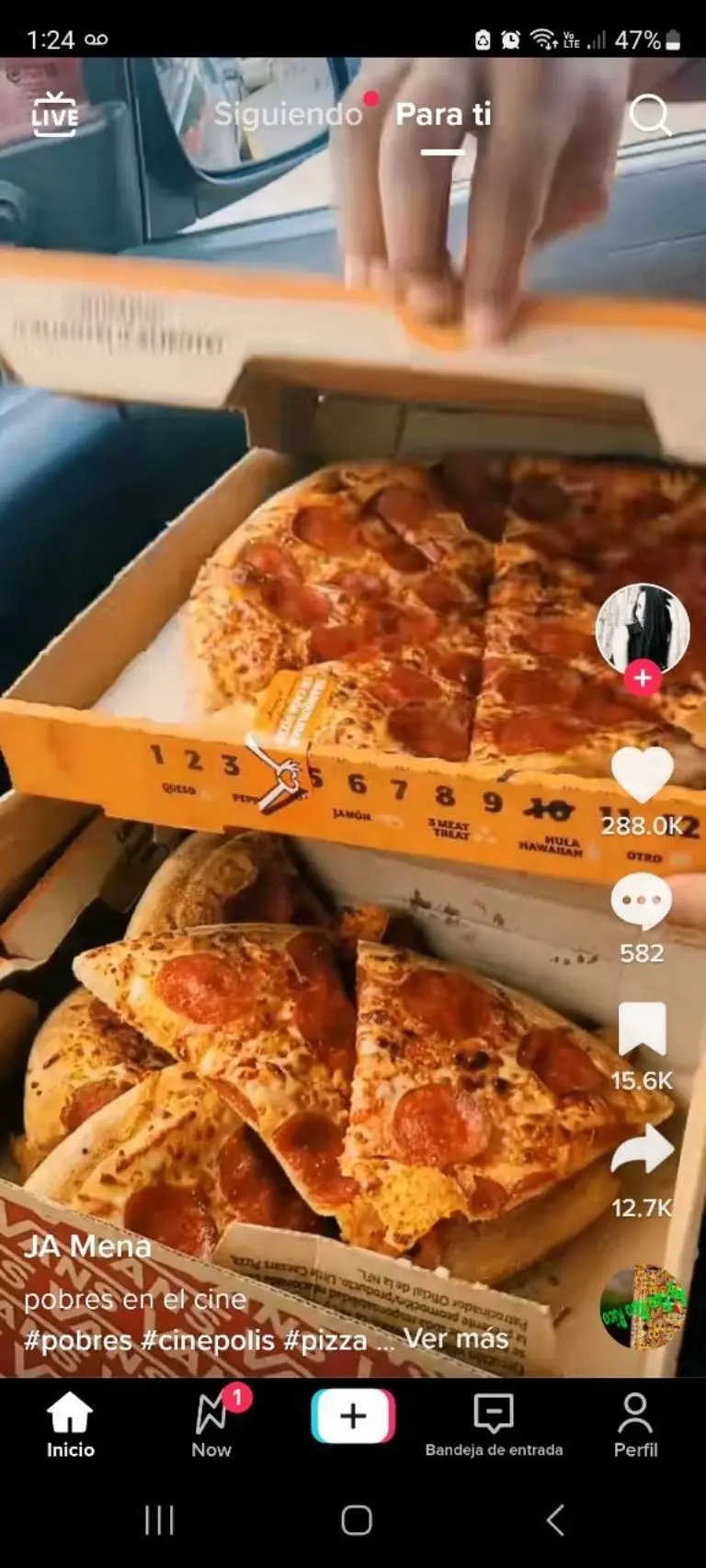 Familia muestra cómo meter pizza al cine - Tomada de video