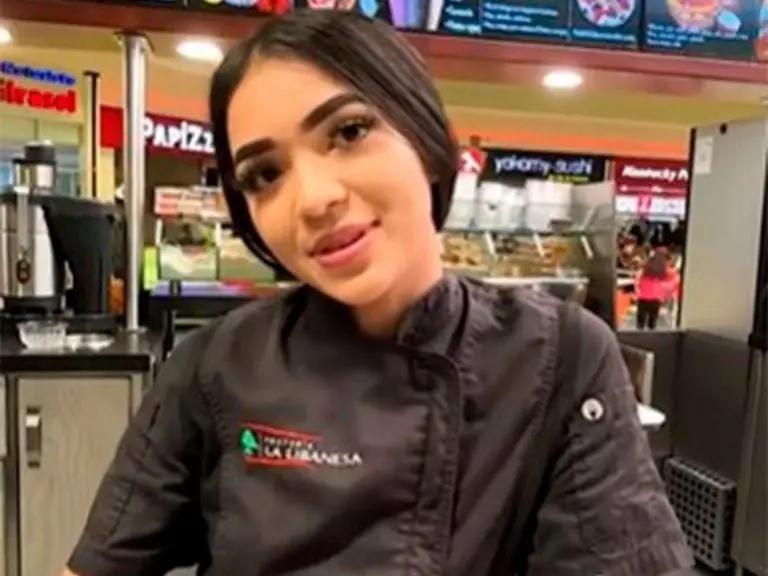 Joven renuncia a trabajo por vestido - Tomada de video
