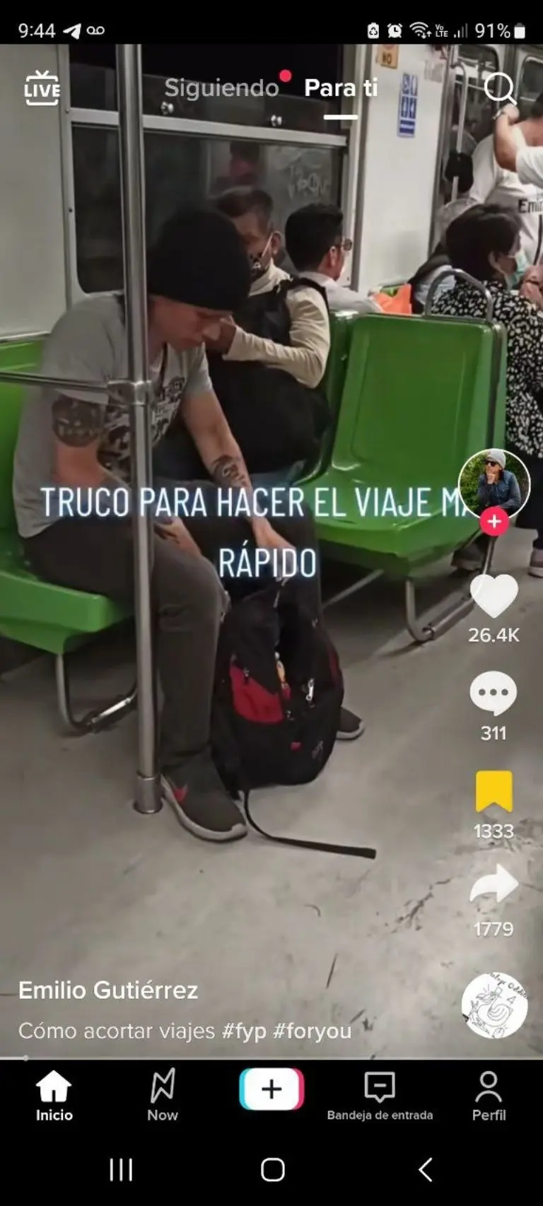 Joven viaja en Metro con todo y pijama - Tomada de video