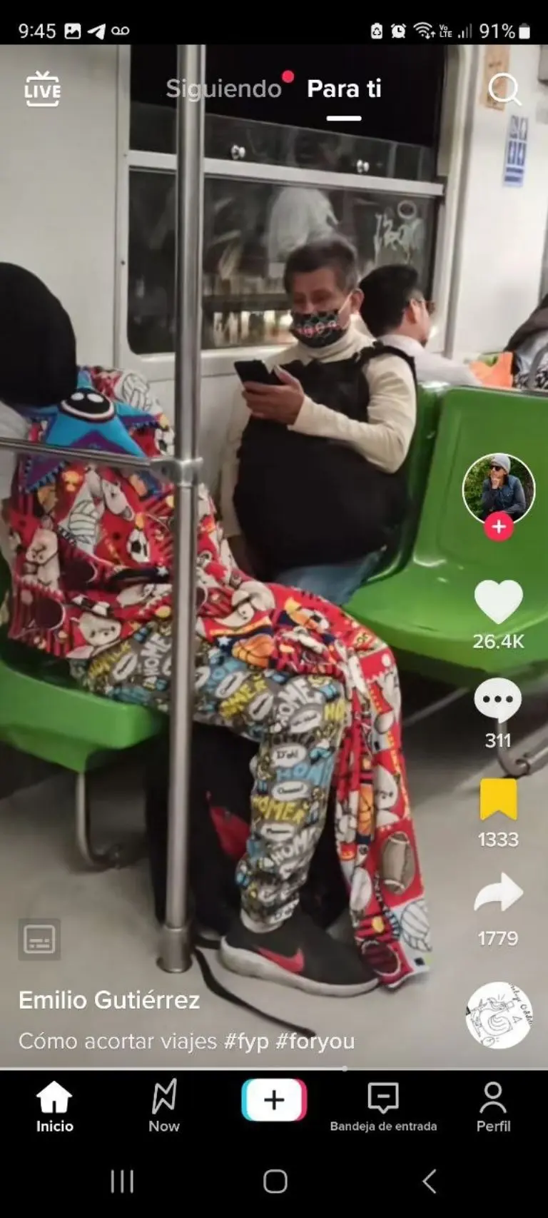 Joven viaja en Metro con todo y pijama - Tomada de video