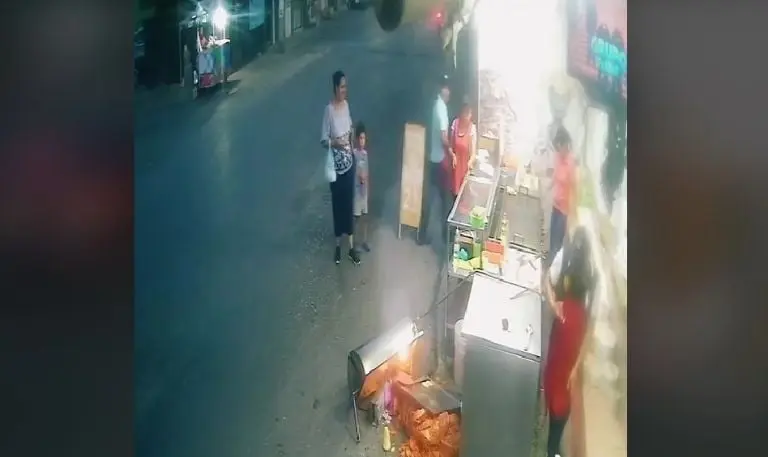Taquero tira trompo de pastor (TikTok)