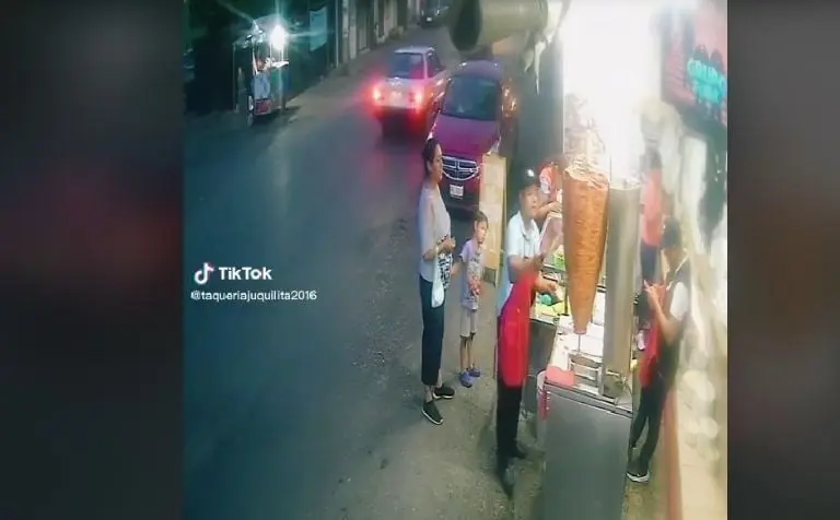 Taquero tira trompo de pastor (TikTok)