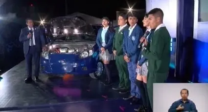 Diego Sinhue presenta auto eléctrico creado por estudiantes