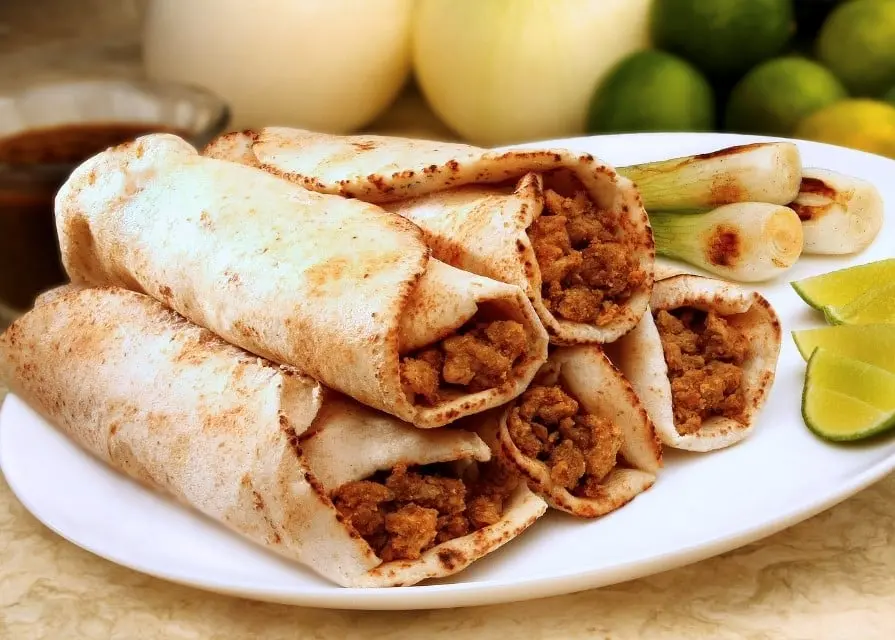 Ocupan el lugar 46 del ranking. Este platillo es originario de Puebla y se diferencian de otros tacos porque se preparan en pan de pita.