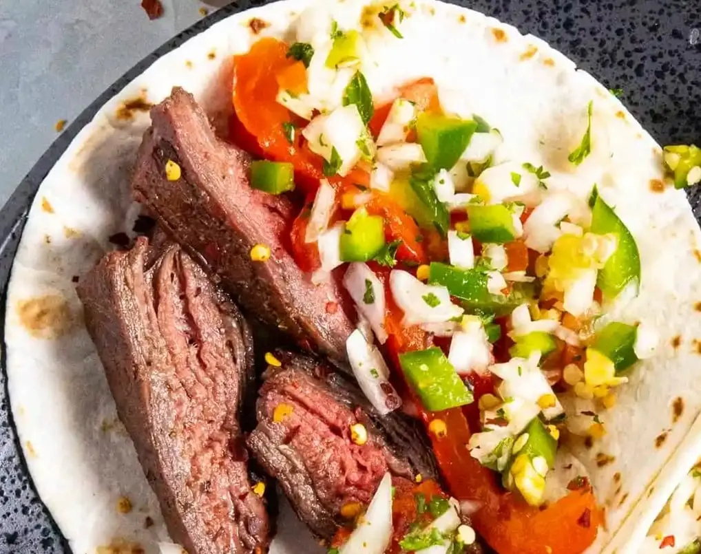 Aparecen en el lugar 36 del ranking. Esta variedad de tacos se preparan con tortilla de maíz o harina, pero toda la carne se asa en carbón.