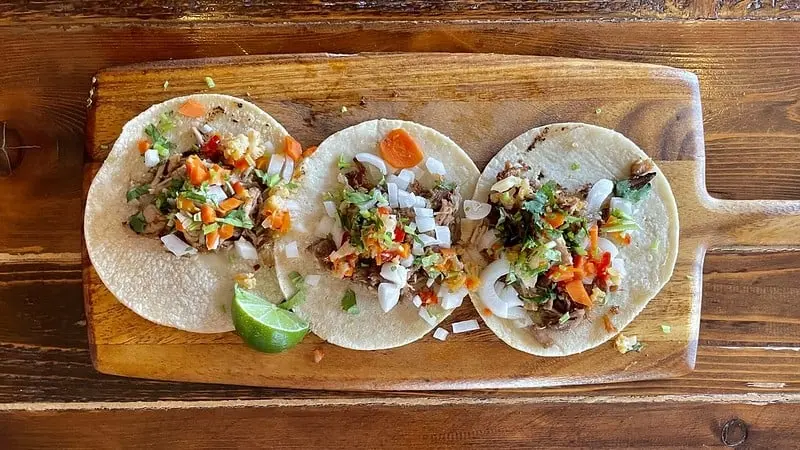 Las carnitas, originarias de Michoacán, ocupan el lugar número 5 de las mejores comidas callejeras del mundo.