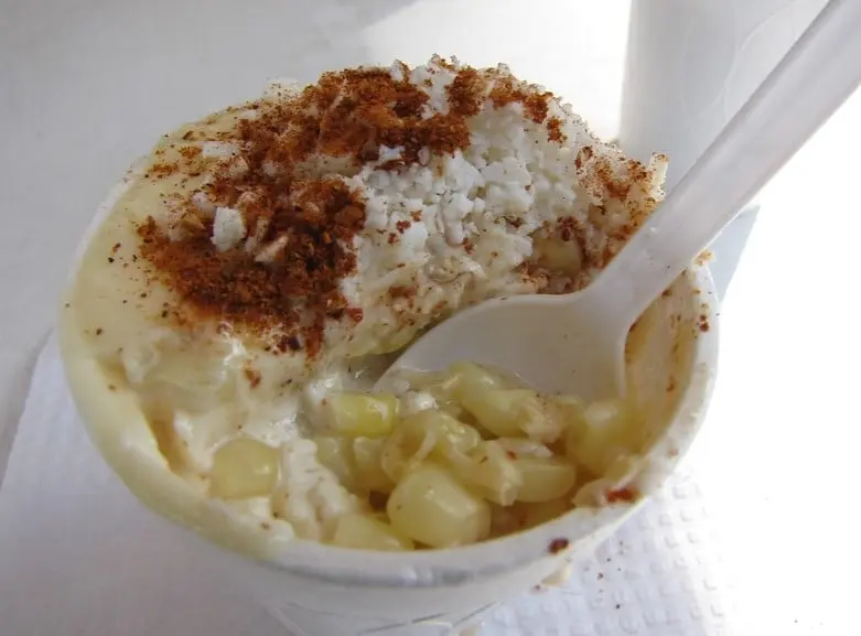También conocido como elote en vaso, los esquites se ubican en el lugar número 9 de las mejores comidas callejeras a nivel mundial.