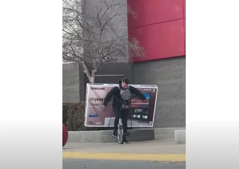 Hombre se lleva pantalla en un monociclo (YouTube)