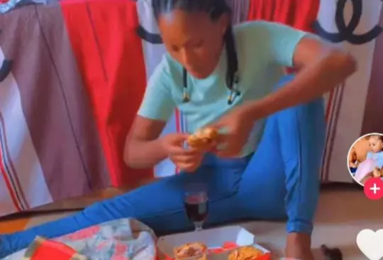 Madre espera a que sus hijos se duerman para no compartir su comida Madre espera a que sus hijos se duerman para no compartir su comida