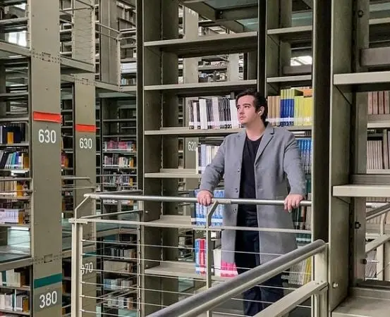 Sus pasillos 'flotantes'luz tenue y miles de libros har&aacute;n de tu imagen algo muy especial. La biblioteca fue inaugurada en 2006.